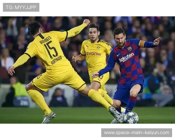 “巴萨客场3-1逆转埃尔切，亚马尔传射建功积分榜领跑”