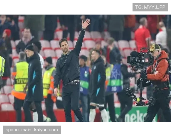 战术分析:阿隆索的勒沃库森为何能在欧冠中坚持3421阵型并取得成功